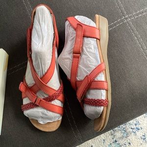 Origins Earth woman’s sandals size 8w - Coral